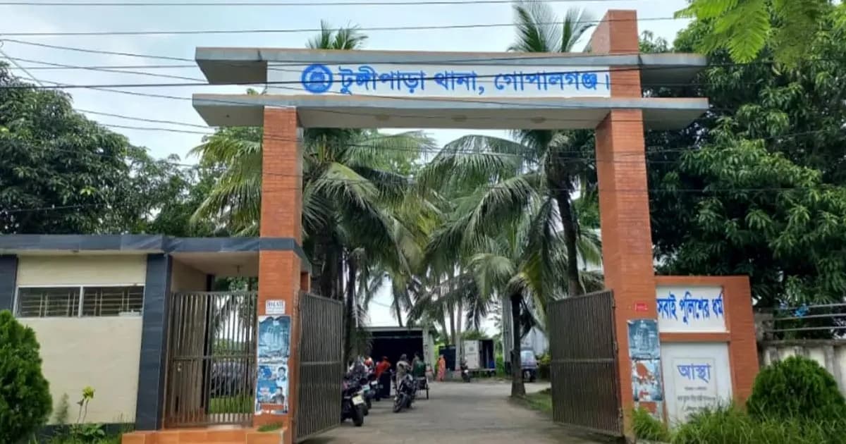 টুঙ্গিপাড়ায় মাইকিং করে দেশীয় অস্ত্র জমা দেওয়ার নির্দেশ