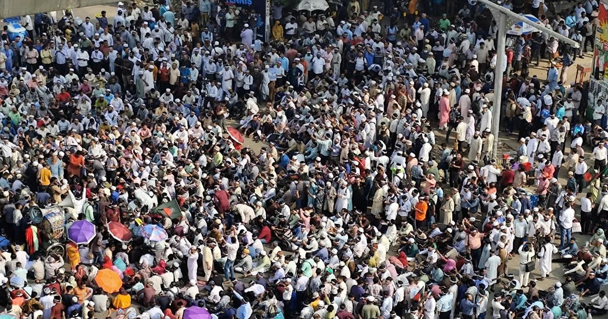 শিক্ষকদের স্লোগানে উত্তাল শাহবাগ