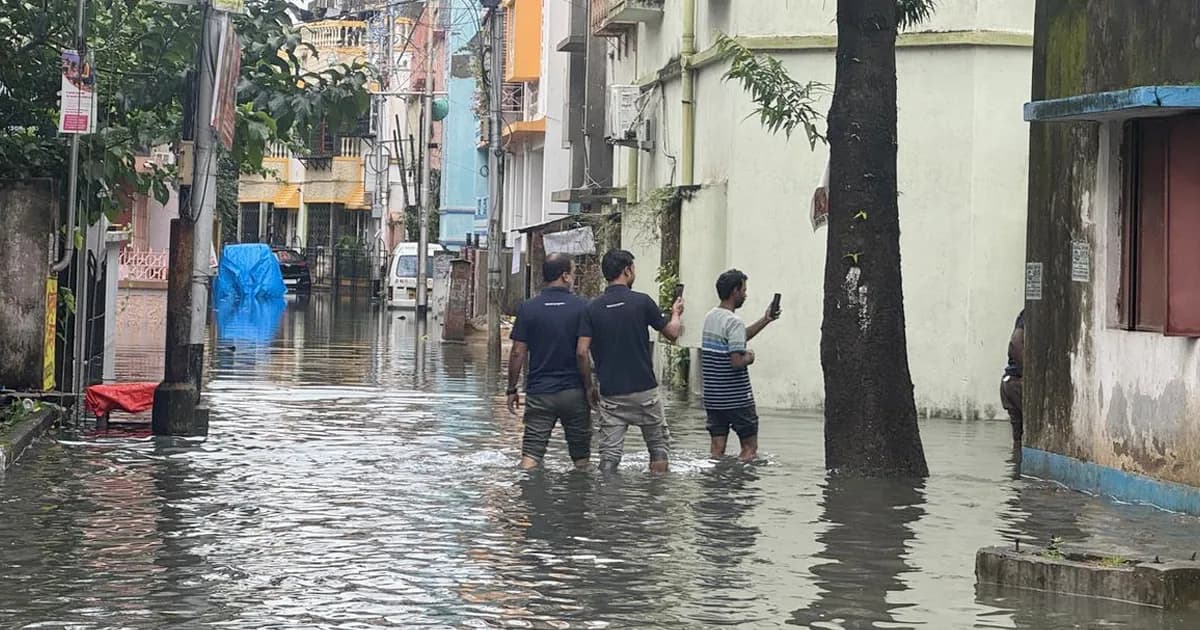 রাতভর প্রবল বৃষ্টিতে ডুবল কলকাতা, পাঁচজনের মৃত্যু
