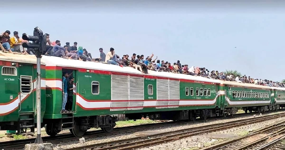 ছাদভর্তি যাত্রী নিয়ে প্রায় ৫ ঘণ্টা পর ঢাকা ছাড়ল ট্রেন