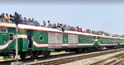 ‘বিষাদের নীলসাগর’—ছাদভর্তি যাত্রী নিয়ে প্রায় ৫ ঘণ্টা পর ঢাকা ছাড়ল ট্রেন