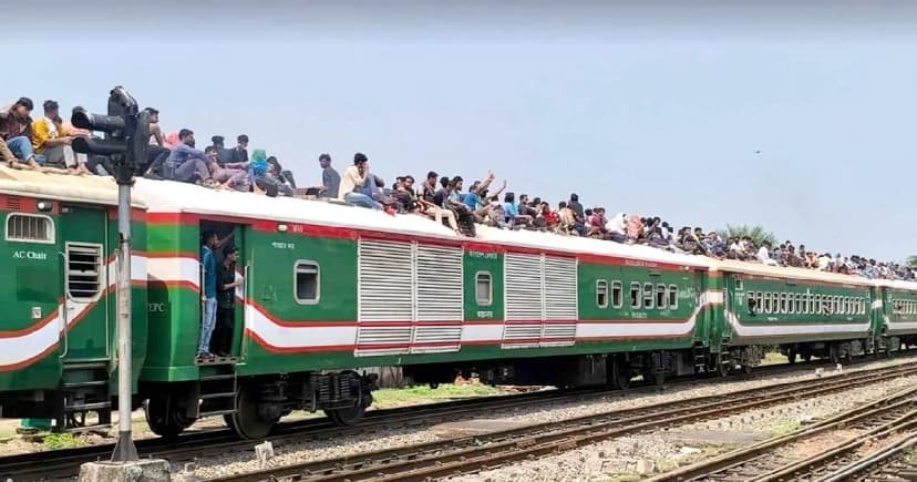 ছাদভর্তি যাত্রী নিয়ে প্রায় ৫ ঘণ্টা পর ঢাকা ছাড়ল ট্রেন