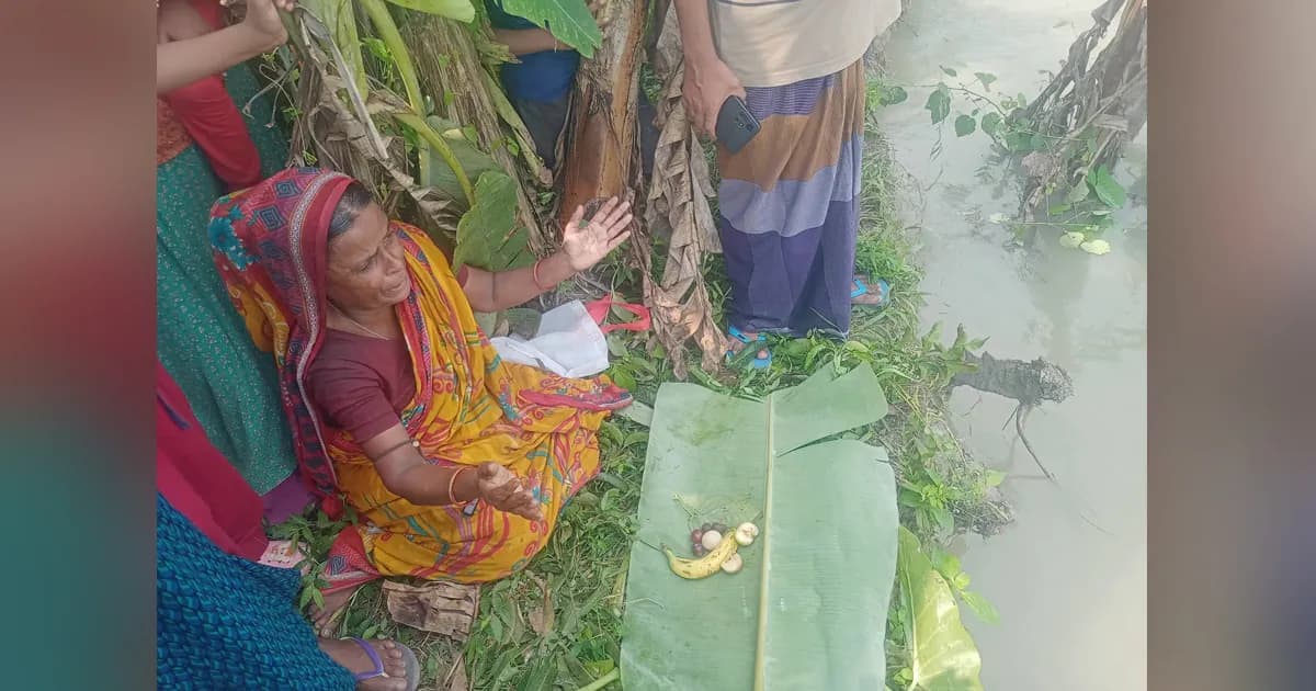 ‘বাপ-দাদার জমি গিলছে সন্ধ্যা’, ভাঙন ঠেকাতে নদীর পাড়ে প্রার্থনা