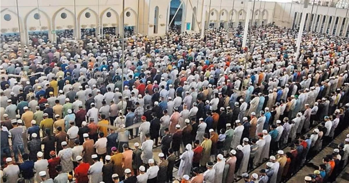 প্রথম তারাবিতে বায়তুল মোকাররমে মুসল্লিদের উপচে পড়া ভিড়