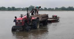 নদীর বালিতে যাদের সংসার, তাদের খবর রাখে কজন