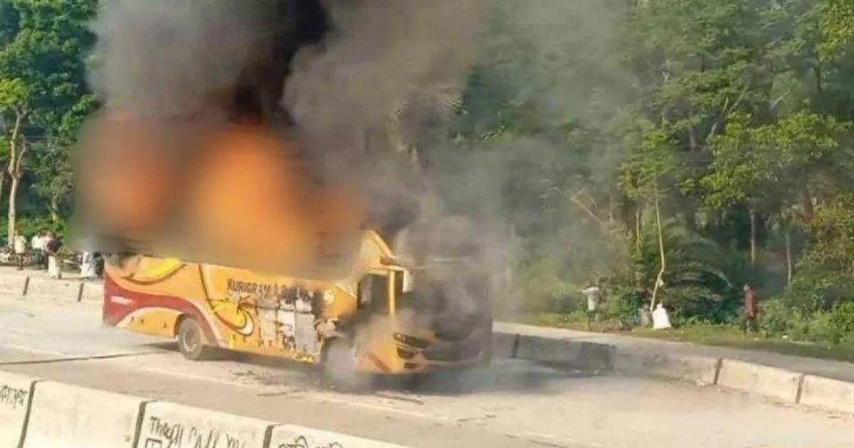 বগুড়ায় চলন্ত যাত্রীবাহী বাসে আগুন