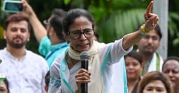 এবার আন্দোলনে যোগ দিতে দিল্লি গেলেন সাবেক মুখ্যমন্ত্রী মমতা
