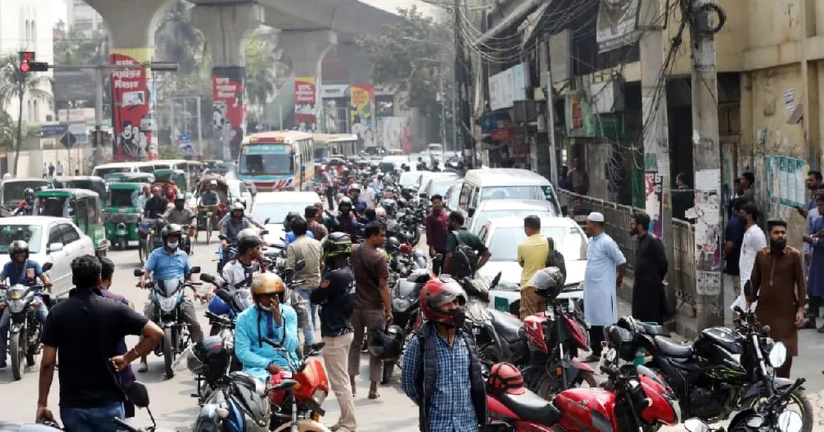 ভোর থেকেই তীব্র ভিড় ফিলিং স্টেশনে চরম ভোগান্তিতে চালকরা