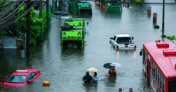 ব্যাংককে ভারী বর্ষণে বন্যা, দুর্ভোগে হাজারো মানুষ
