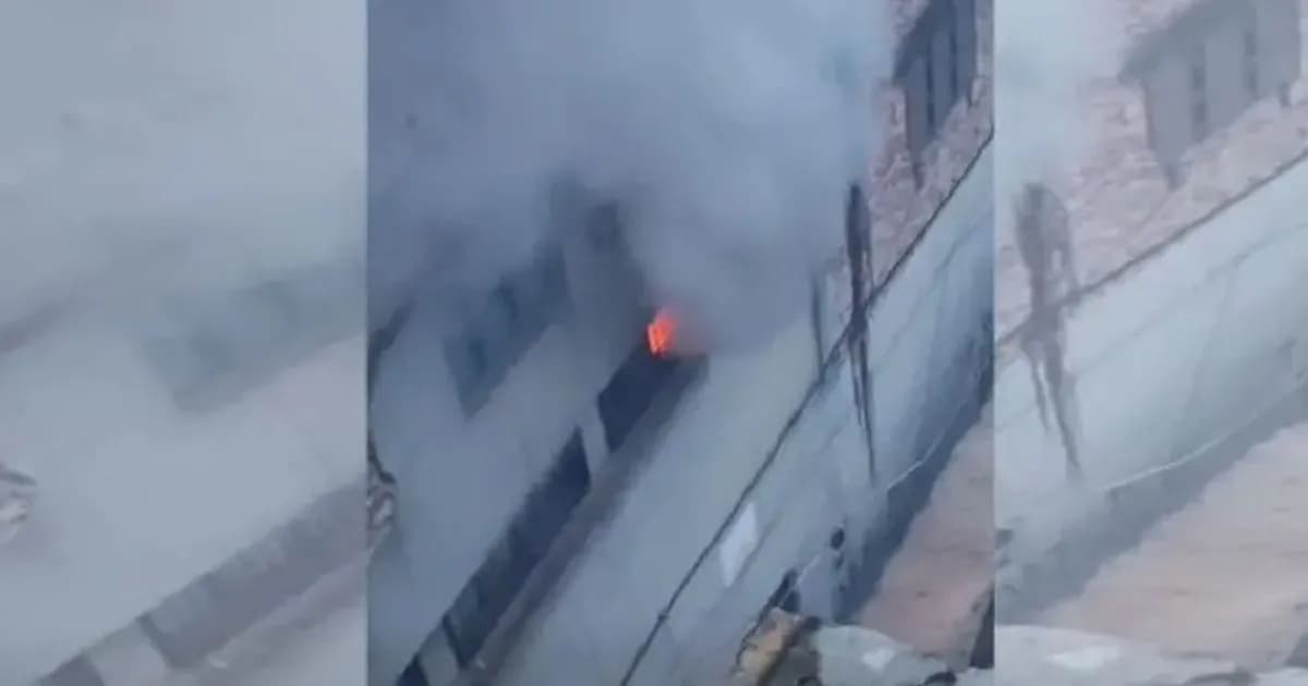 বংশালে হেলমেট গোডাউনে আগুন, পানি সংকটে নিয়ন্ত্রণে হিমশিম