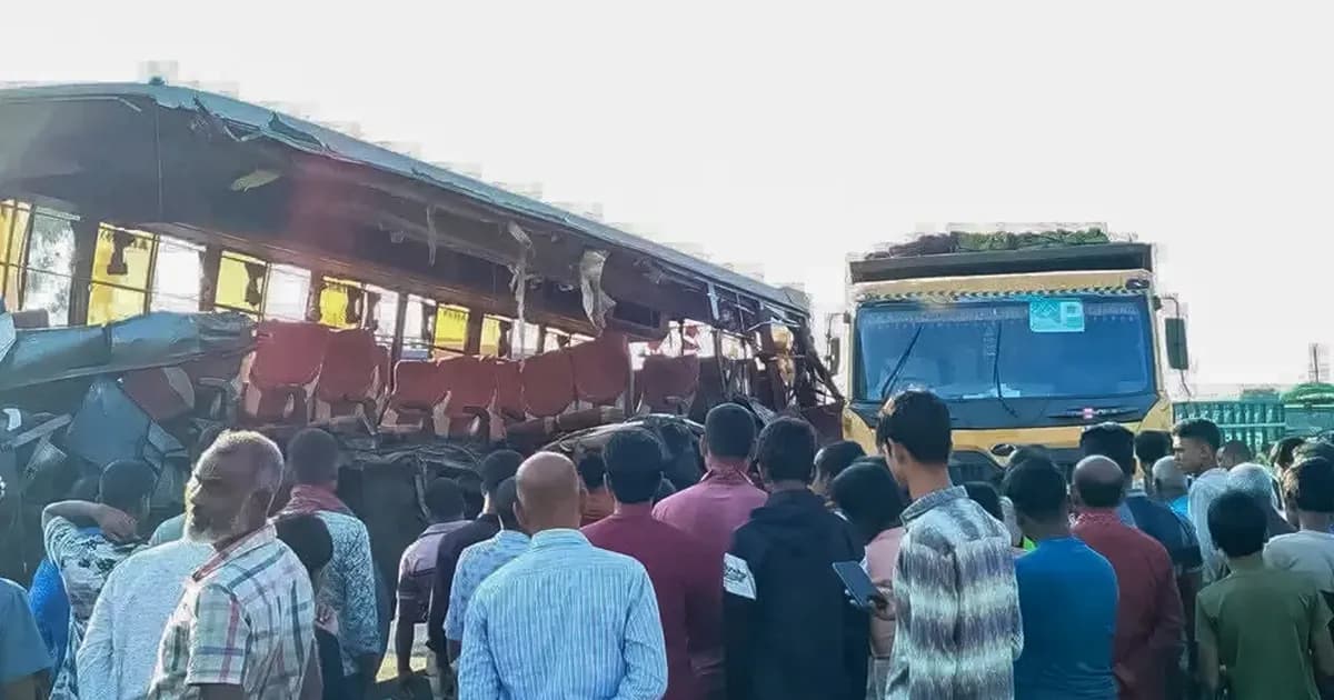 রংপুরে দাঁড়িয়ে থাকা ট্রাকে বাসের ধাক্কা, নিহত বেড়ে ৪