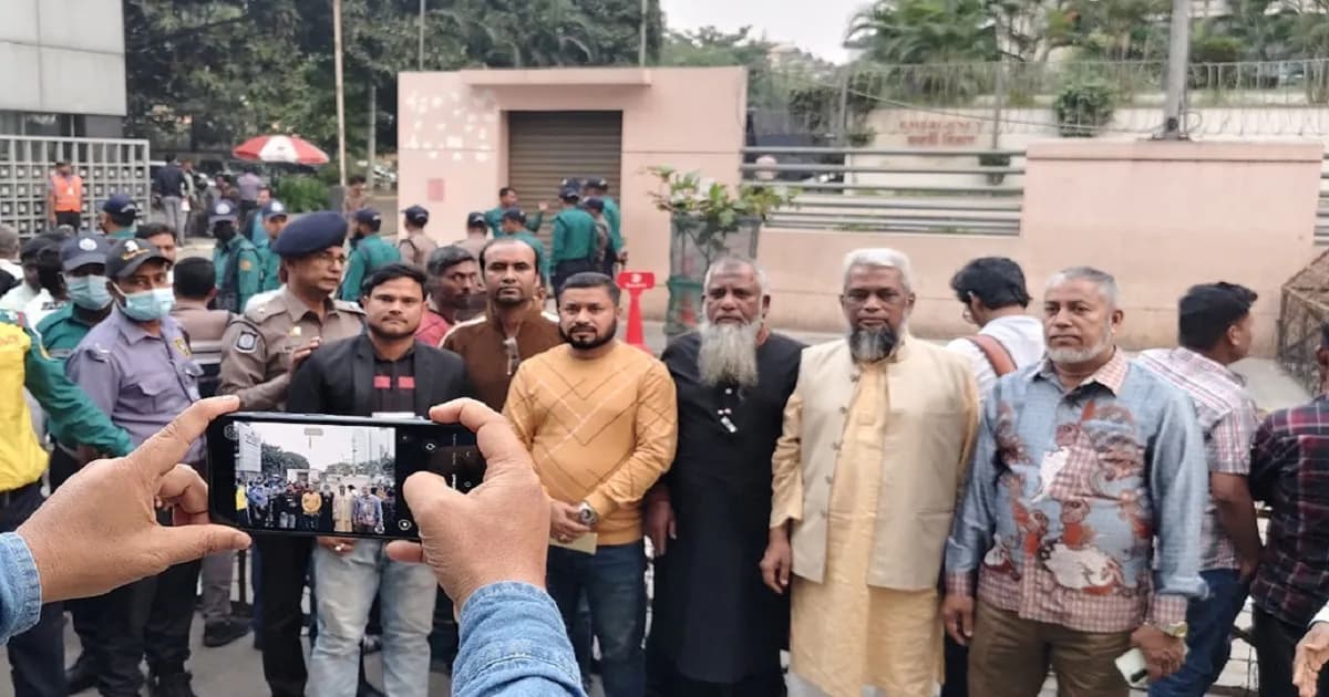 এভারকেয়ারে কমছে না জনতার ভিড়, সেলফি–লাইভে ব্যস্ত উৎসুক মানুষ