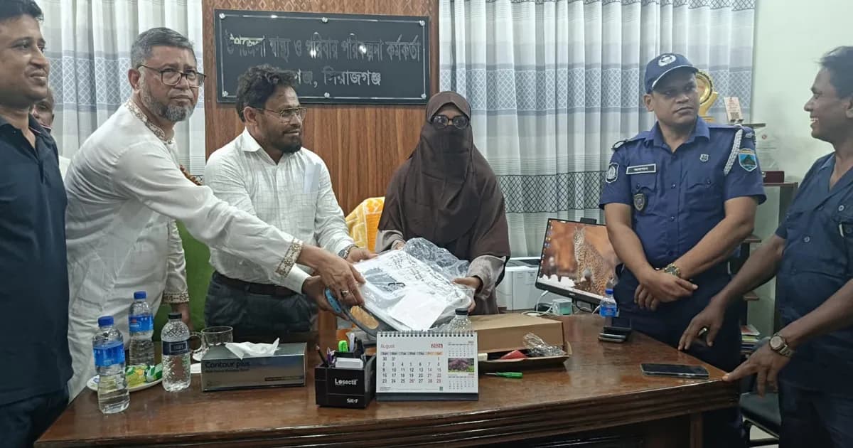 রায়গঞ্জ উপজেলা স্বাস্থ্য কমপ্লেক্সে ইসিজি মেশিন প্রদান