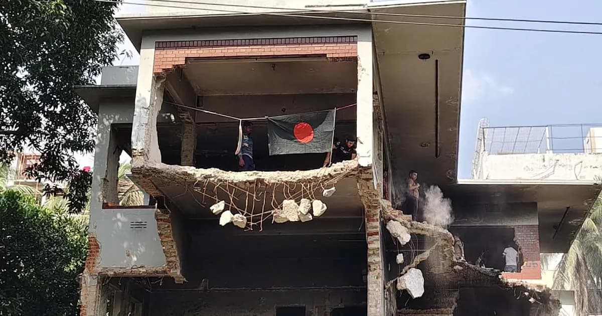 ‘ইনকিলাব জিন্দাবাদ’ স্লোগানে ধানমন্ডি ৩২-এ ভাঙচুর