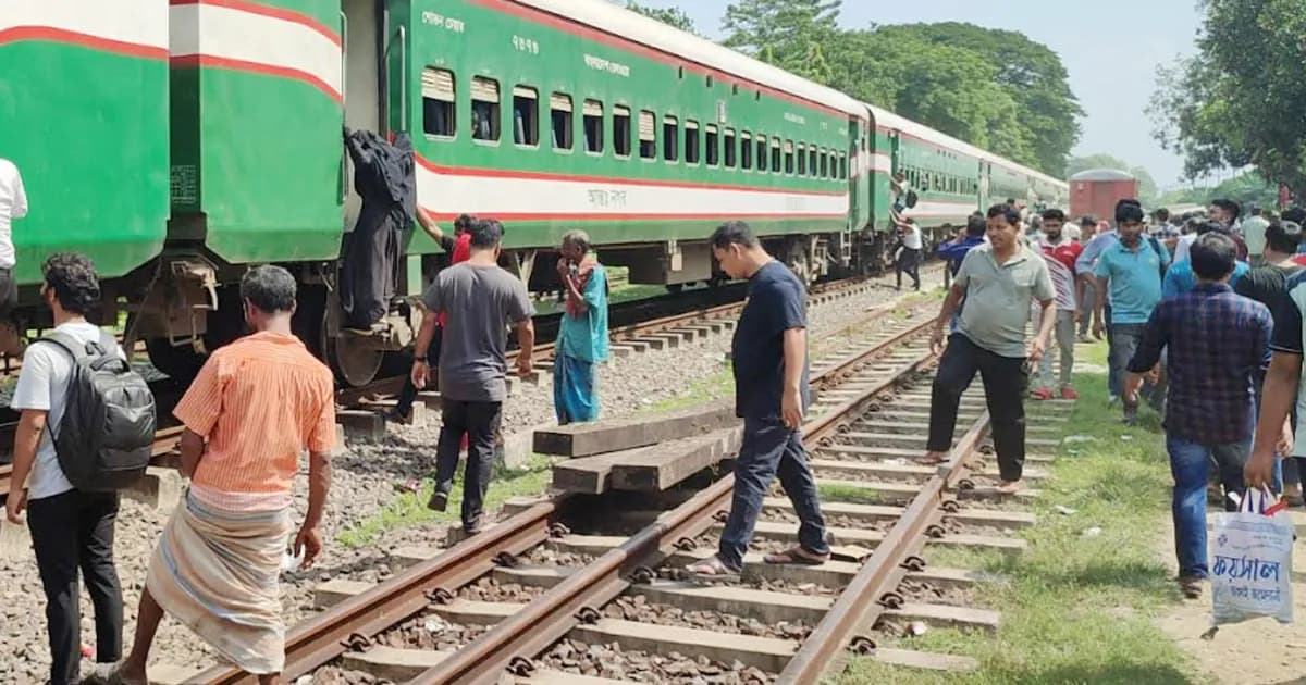 ট্রেন ছাড়তে দেরি হওয়ায় ট্রেনযাত্রী ও গ্রামবাসী সংঘর্ষ