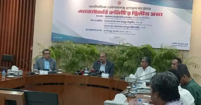 ‘ফটোকার্ডের রাজনীতি’ নয়, জবাবদিহিমূলক করছি: অর্থ উপদেষ্টা