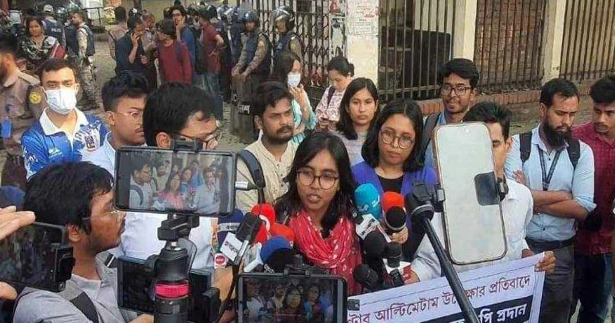 শাহবাগ থানার সামনে শিক্ষার্থীদের বিক্ষোভ