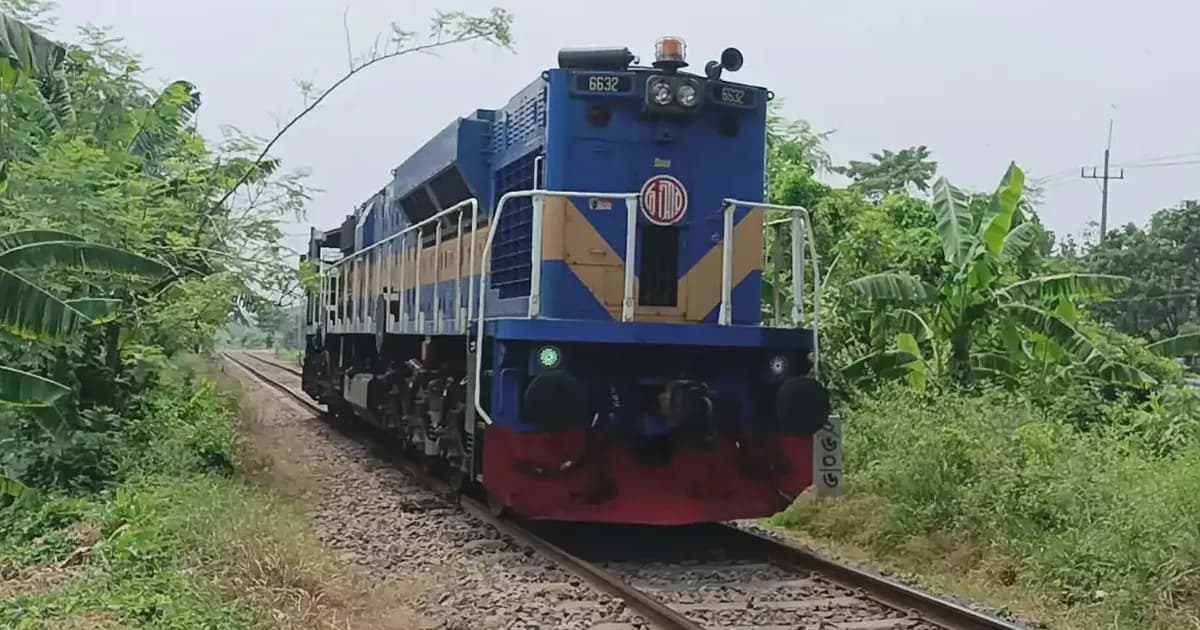 ট্রেন থেকে আলাদা হয়ে ছুটল ইঞ্জিন, ধাক্কায় ওয়েম্যান আহত