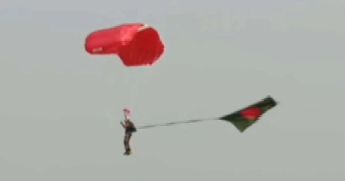 বিজয় দিবসে আকাশে ইতিহাস, পতাকা হাতে প্যারাস্যুটিংয়ে বিশ্বরেকর্ড বাংলাদেশের