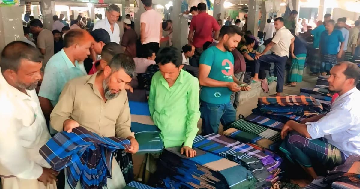 যে হাটে দেশের ক্রেতাদের সঙ্গে পাল্লা দিয়ে আসেন ভারতীয় ব্যবসায়ীরাও