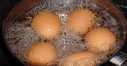 ডিম সেদ্ধ করার পর পানি ফেলে দিচ্ছেন? জানুন এর অবাক করা উপকার