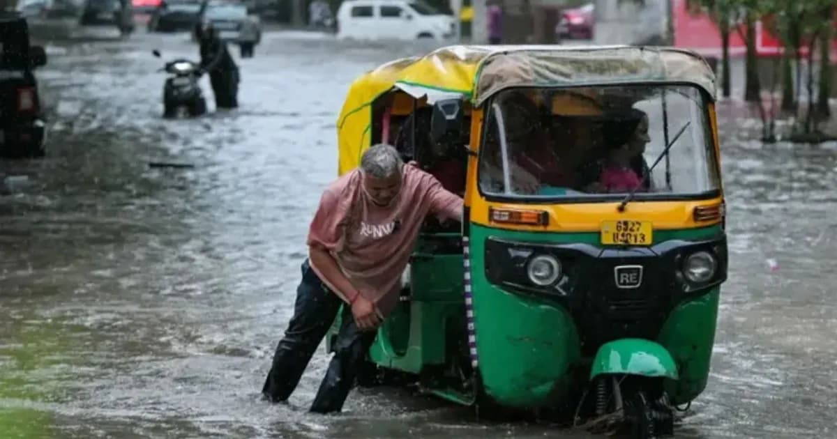 ভারতের উত্তর প্রদেশে ভারী বৃষ্টিতে বন্যা, ভূমিধসে ৫৬ জন নিহত