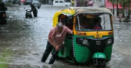 ভারতের উত্তর প্রদেশে ভারী বৃষ্টিতে বন্যা, ভূমিধসে ৫৬ জন নিহত