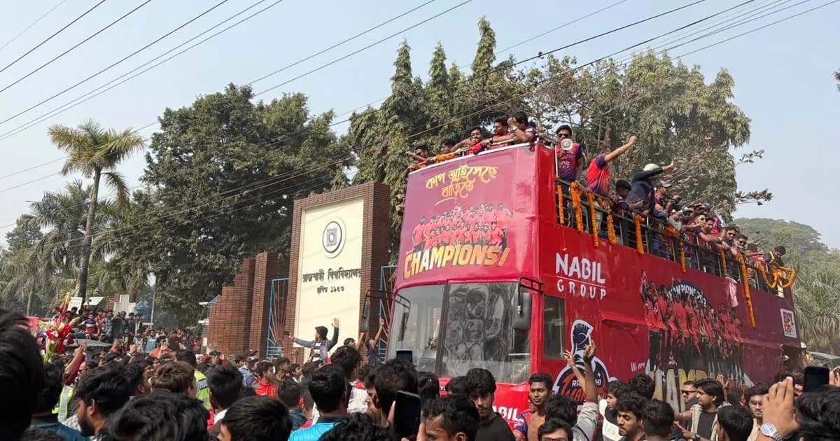 রাবিতে ছাদখোলা বাসে বিপিএলের ট্রফি নিয়ে শান্ত-মুশফিকরা