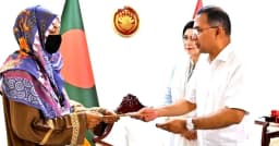 প্রধানমন্ত্রীর সঙ্গে শহীদ ২ সেনাসদস্যের পরিবারের সাক্ষাৎ