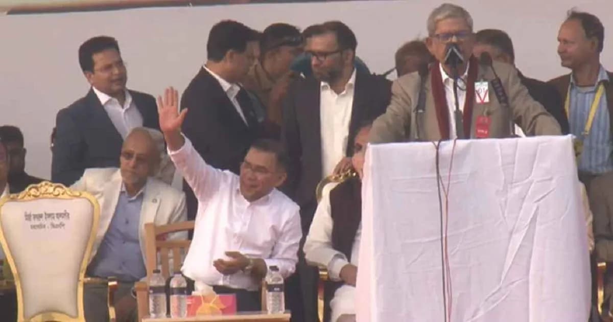 মঞ্চে বিশেষ আসন সরিয়ে সাধারণ চেয়ারে বসলেন তারেক রহমান