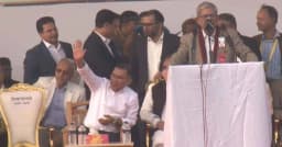 মঞ্চে বিশেষ আসন সরিয়ে সাধারণ চেয়ারে বসলেন তারেক রহমান