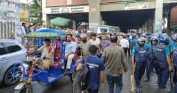 শিক্ষক-পুলিশের ধাওয়া-পাল্টা ধাওয়া, অতঃপর যান চলাচল স্বাভাবিক