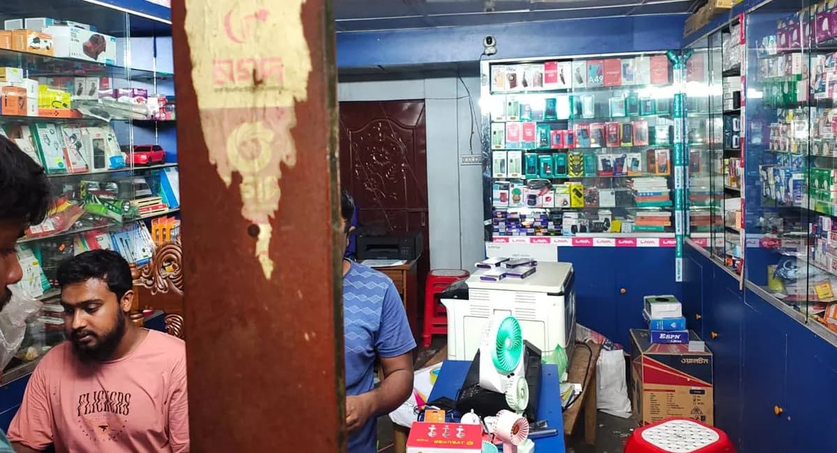 দামুড়হুদায় সরকারি নির্দেশনা অমান্য, ৩ ব্যবসায়ীকে অর্থদণ্ড