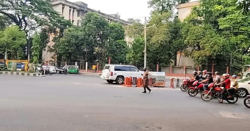 ট্রাফিক আইন সবার জন্য সমান বলে নিজেই ভাঙলেন ডিএমপি কমিশনার
