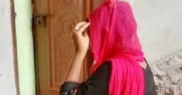 ঢাকায় ১৯ বছরের তরুণের সাথে বিয়ের দাবিতে ৪৫ বছরের নারীর অনশন