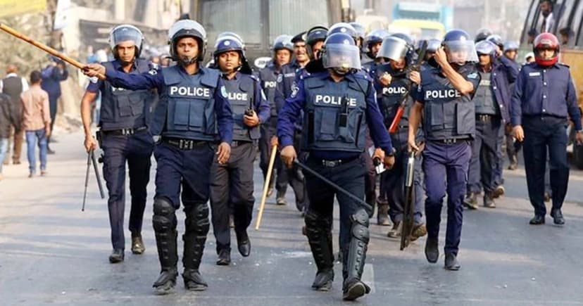 পুলিশ কী? স্বেচ্ছাচারী-সেবক? না কি হুকুমের গোলাম?