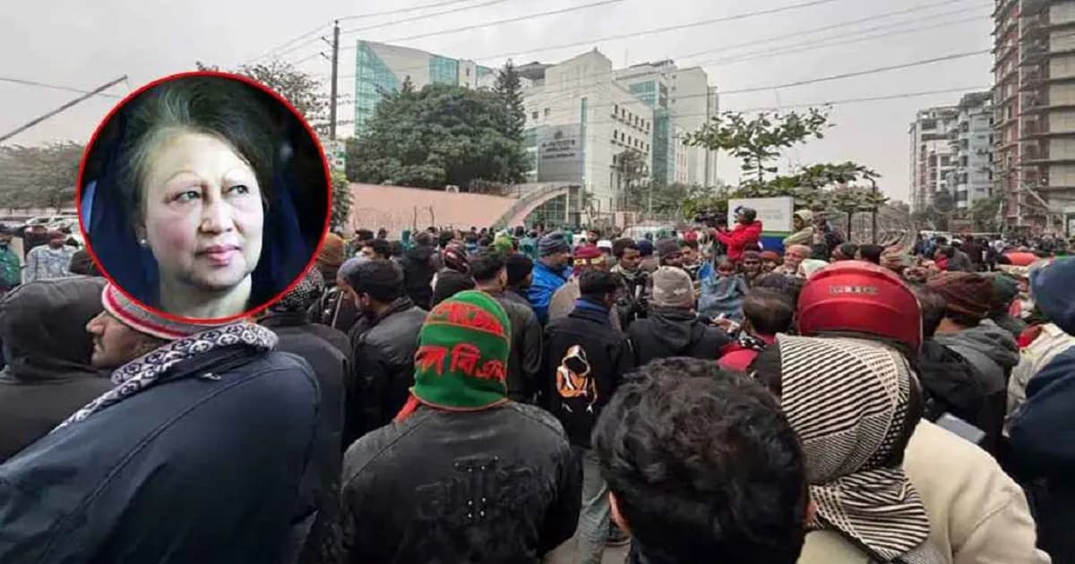 খালেদা জিয়ার প্রয়াণে এভারকেয়ারের সামনে নেতাকর্মীদের ভিড়