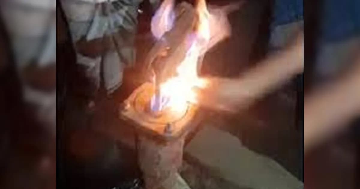 নতুন টিউবওয়েলে দিয়াশলাই ধরতেই জ্বলছে আগুন