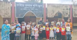 নতুন বই পেয়ে আনন্দে উচ্ছ্বসিত কোমলমতি শিক্ষার্থীরা