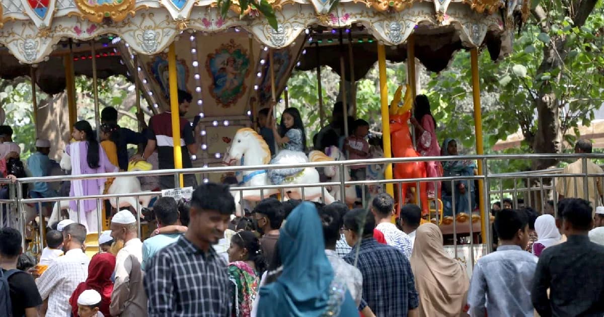 ঈদের শেষ দিনে চিড়িয়াখানায় উপচে পড়া ভিড়, আনন্দে মেতেছে শিশুরা