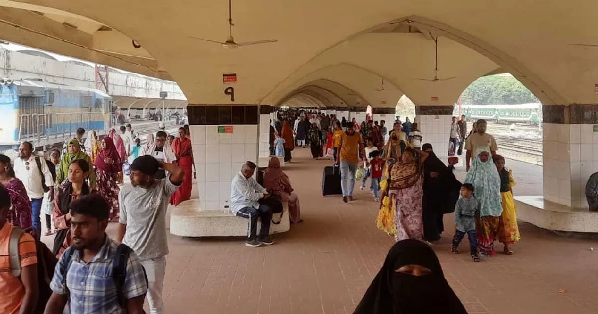 ঈদের ছুটি শেষে ঢাকায় ফিরছে মানুষ, ট্রেন বিলম্বে ছাড়ার অভিযোগ
