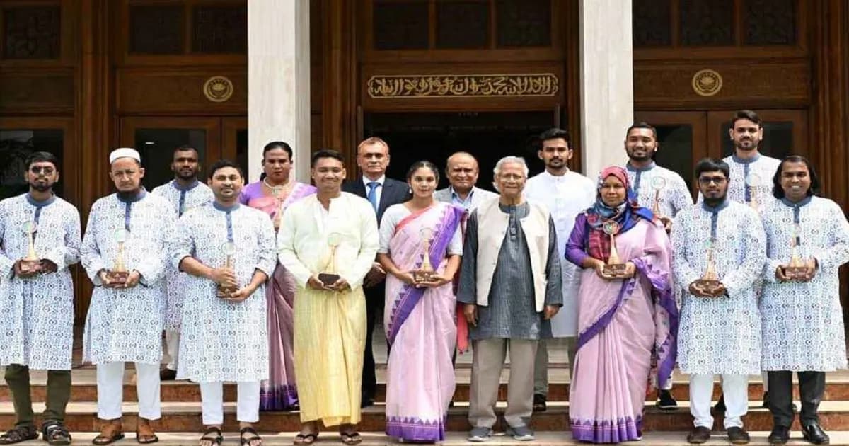 ১২ তরুণ পেলেন প্রধান উপদেষ্টার হাত থেকে ইয়্যুথ অ্যাওয়ার্ড