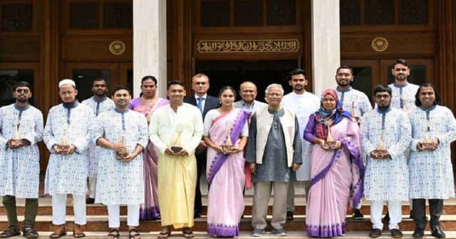 ১২ তরুণ পেলেন প্রধান উপদেষ্টার হাত থেকে ইয়্যুথ অ্যাওয়ার্ড