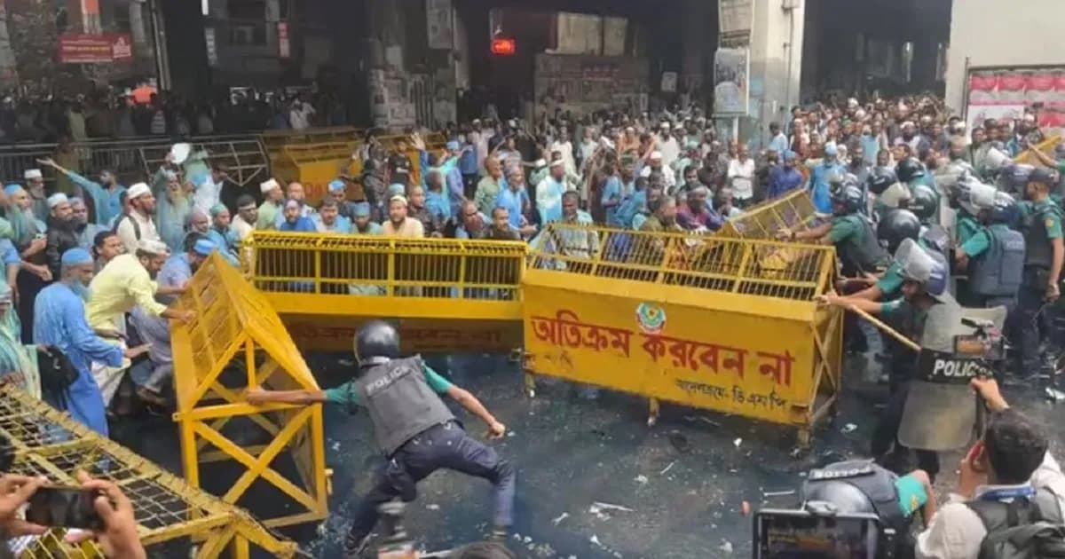 মাদ্রাসা শিক্ষকদের সঙ্গে পুলিশের সংঘর্ষ, আহত ১৫