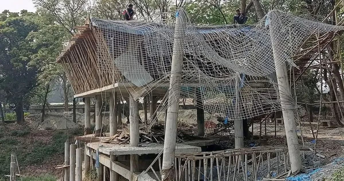 বগুড়া পৌর পার্কে দিনে ঢালাই শেষে রাতেই ধস পড়ল ছাদ