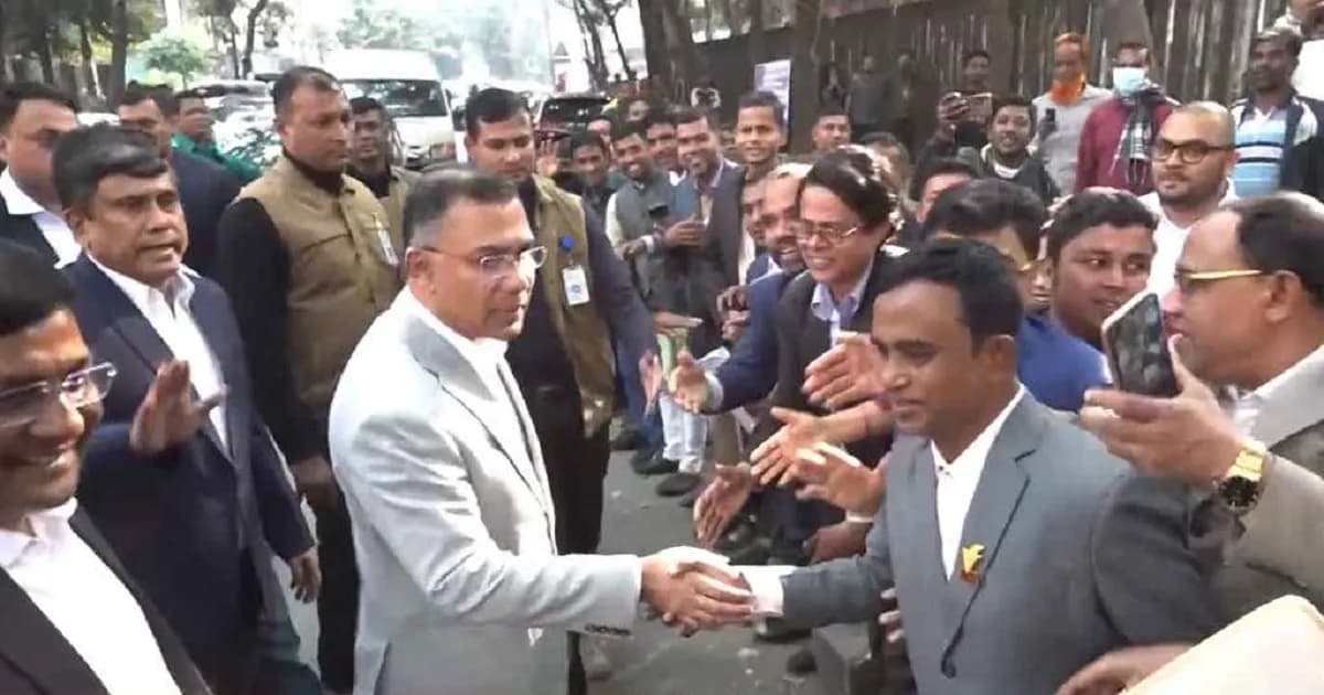 রাস্তায় দাঁড়িয়ে শিক্ষকদের দাবি শুনলেন তারেক রহমান