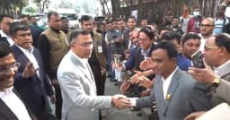 রাস্তায় দাঁড়িয়ে শিক্ষকদের দাবি শুনলেন তারেক রহমান