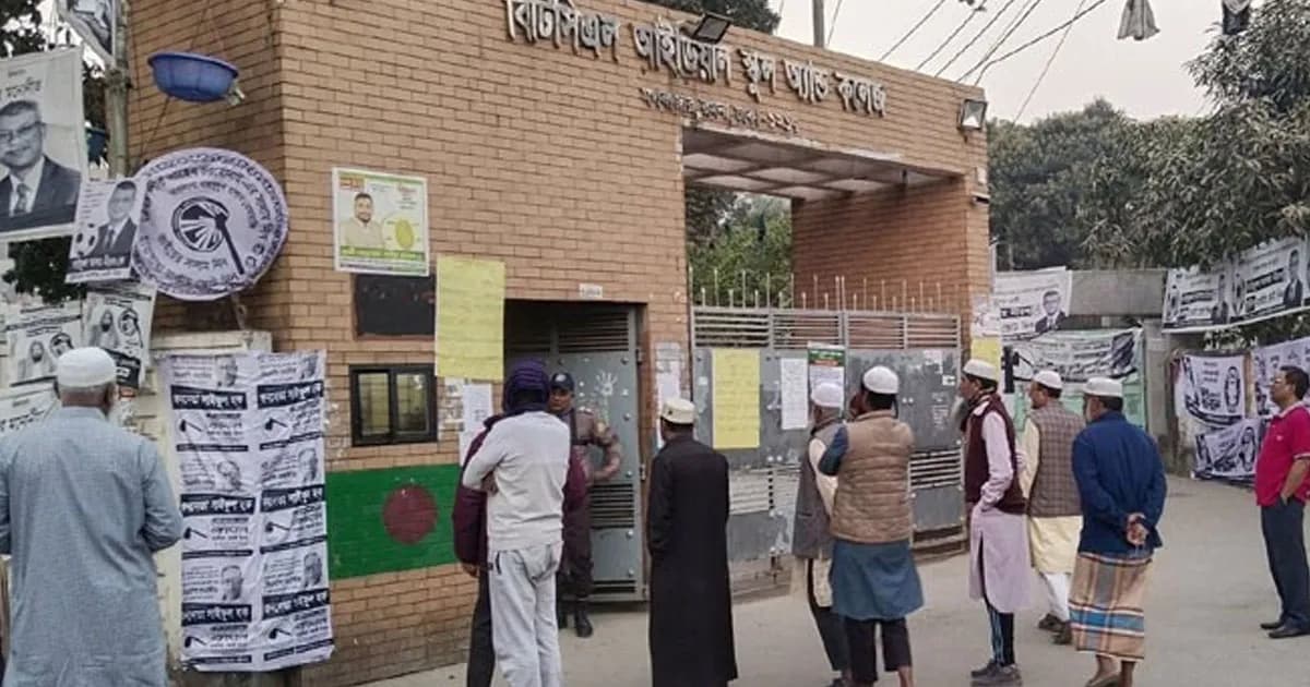 ফজরের নামাজ শেষেই কেন্দ্রে ভোটারদের উপস্থিতি