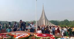 জাতীয় স্মৃতিসৌধে শহীদদের স্মরণে সর্বস্তরের মানুষের শ্রদ্ধা