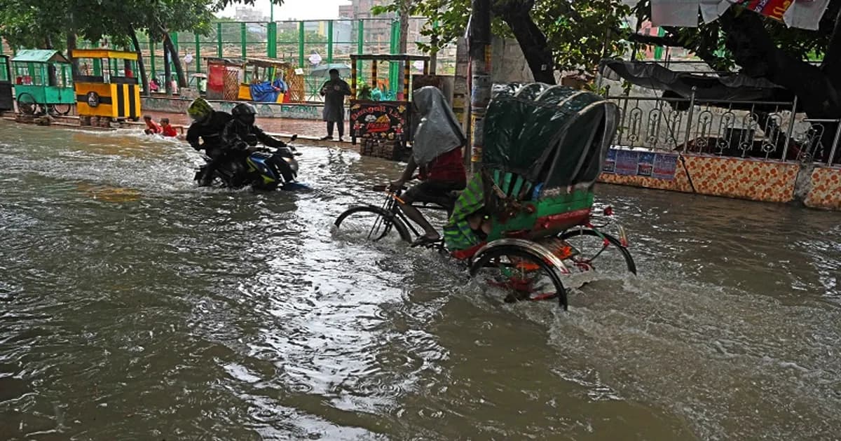 বৃষ্টিতে ঢাকার বিভিন্ন সড়কে জলাবদ্ধতা, ভোগান্তি নগরবাসীর